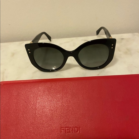 Fendi Black Sunglasses - Never worn - Picture 3 of 5